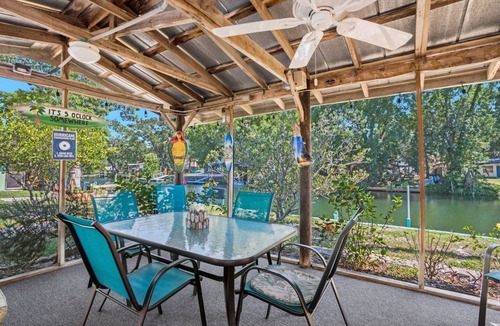 Weeki Wachee Gardens House | Weeki Mermaid Retreat w/Kayaks SUPs Hammock Games
