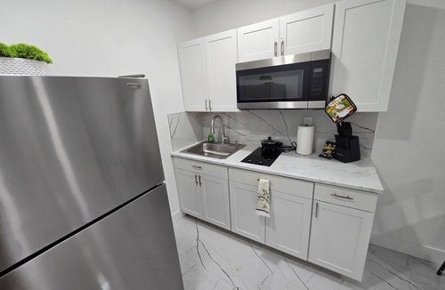 Spring Hill Apartment | Weeki Wachee Mermaids small suite