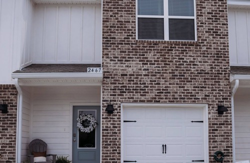 Gulf Breeze House | Welcome to Easy Breezy. Luxury Coastal Getaway, Minutes From Two Beaches.