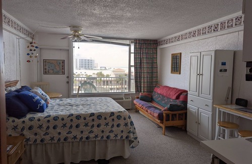East Daytona Apartment | Welcome to paradise! Enjoy the view of the waves.