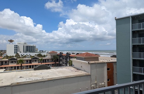 East Daytona Apartment | Welcome to paradise! Enjoy the view of the waves.