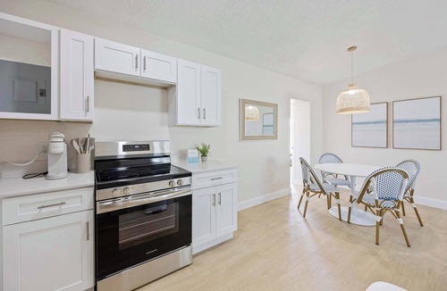 Parsuns To Cocoa Beach Apartment | Welcome to The Drift – Your Laid-Back Beach Escape in Cocoa Beach! 2/2