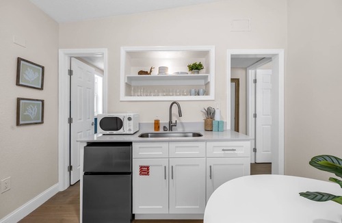 Parsuns To Cocoa Beach Apartment | Welcome to The Drift – Your Laid-Back Beach Escape in Cocoa Beach! Studio