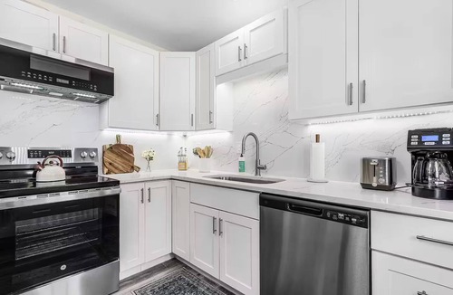 Sarasota House | Welcome to Tropical Breeze Oasis w/heated pool and relaxing back yard & patio