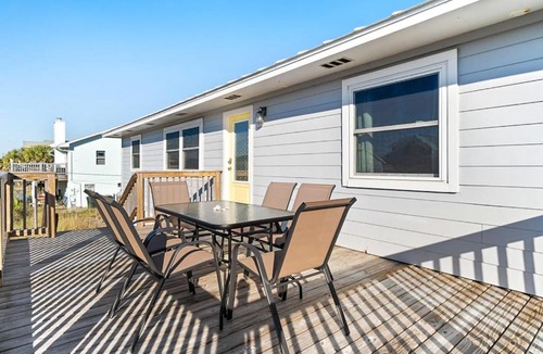 Toilla Segunda House | Welcoming stay near the beach with a large deck washer&dryer and central AC