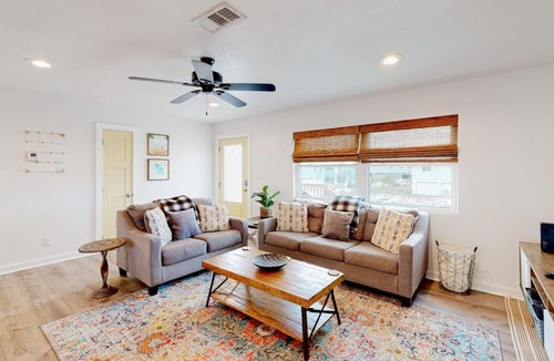 Toilla Segunda House | Welcoming stay near the beach with a large deck washer&dryer and central AC