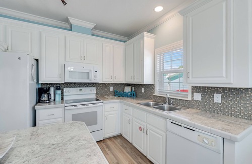 Laguna Beach House | West End Beach Bungalow | Walk to Beach | Near Pier Park | Sleeps 7