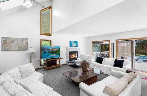 Westhampton Beach House | Westhampton Beach Village Location! 6 Bedrooms! 3,600 sqft with pool hot tub