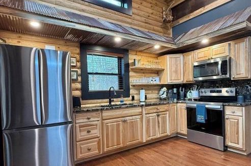 Elmira House | Whispering Pines Cabin - Rustic Escape + Hot tub