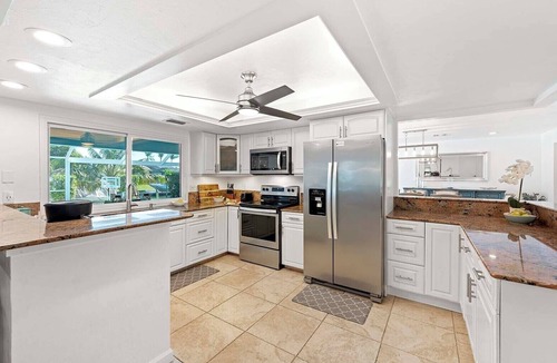 Caloosahatchee House | White Sea Shell - with Tiki Hut and Boat Lift