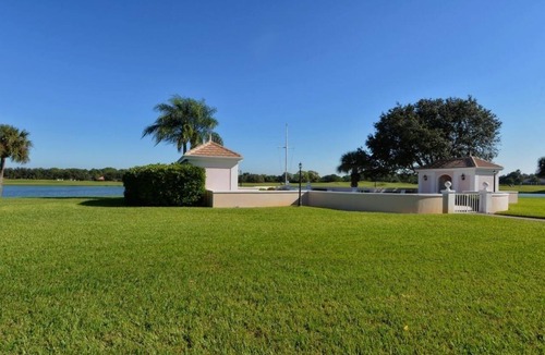 Osprey Apartment | Windsor Lodge Unit 3, Pool Access close to beaches
