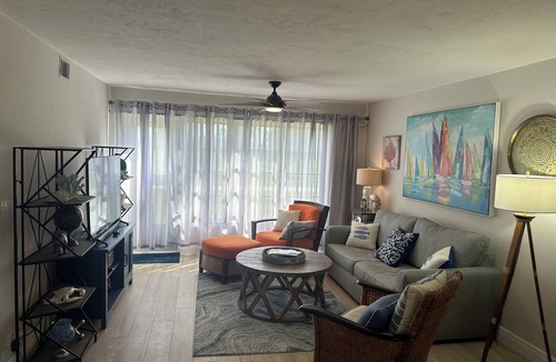 East Naples Condo | Winterpark condo w/resort style pool close to Beach, Restaurants and Shopping.