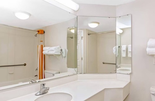 Florida Central Atlantic Coast Hotel | WonderWorks 2 Double Studio w/breakfast, gym, pool