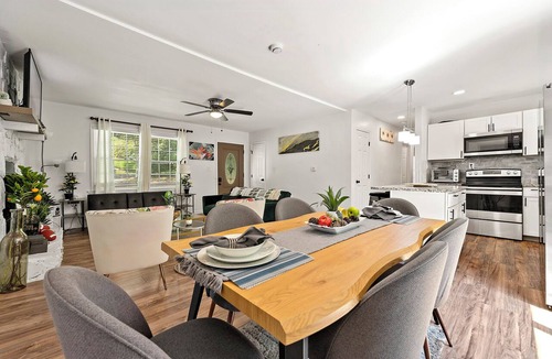 Clarkdale House | Work & Family Fun for 10! ATL Charm Near Six Flags