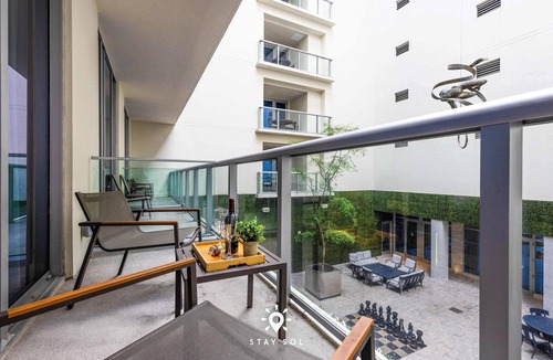Hollywood Condo | Worth Traveling| Hot tub & Unique Rooftop Pool