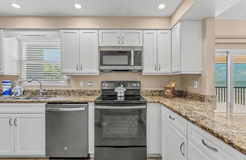 Madeira Beach Condo | Wrap Around Balcony - Beach front - Villa Madeira 301