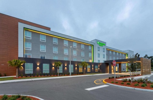 Orlando Hotel | Wyndham Garden Orlando Airport - Free Airport Shuttle - PARK N' FLY Available