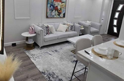 Queens Apartment | Your NYC Gateway Luxury 3BR Near JFK, LIRR & Restaurants