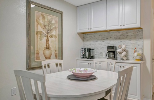 Bayview Condo | Your own tropical resort! Heated Pool & Pickleball
