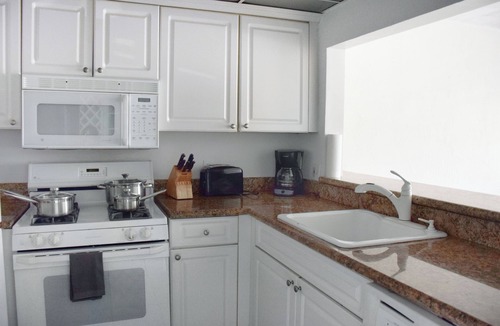Key Biscayne Apartment | Your Relaxing Getaway Awaits! 2 Modern Rooms, Full Kitchen & Living Room, Pool