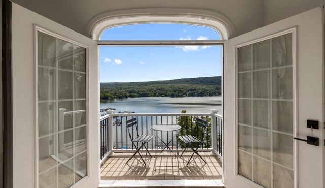 1 Hour Drive from MetLife Stadium, World Cup Base, Lakeview Villa with Private Hot Tub, Firepit & Spacious Decks with Breathtaking Cliff Views