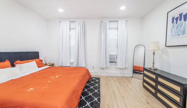 1 King Bed, Laundry, Private Parking, Pet friendly