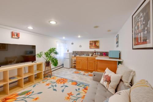 1 Mi to Long Beach! Relaxing Canal-Front Getaway