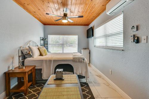1 Mi to Midtown & Stadium! Couple's Haven in Tampa
