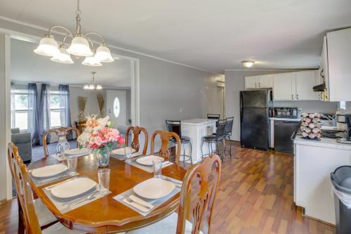 1 Mi to US Marine Base Albany: Cozy Getaway!