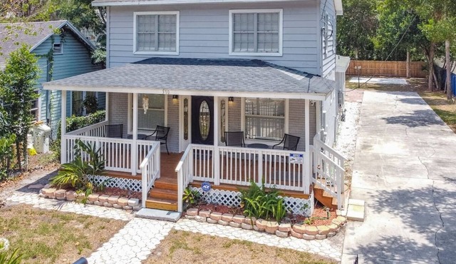 10 beds! Large home for groups & multiple families! PETS OK!