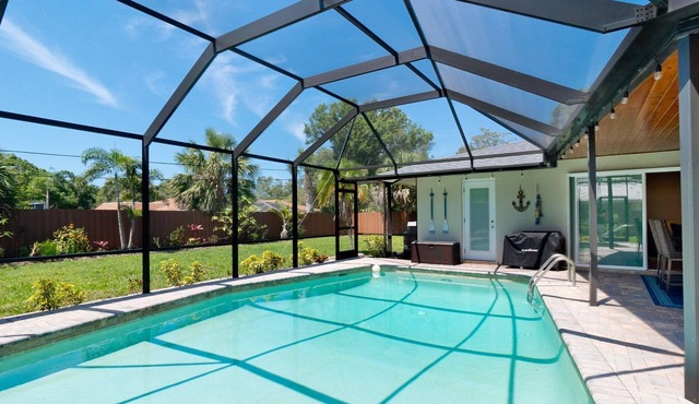10 Beds Sleeps 14 + Private Heated Pool + Close to Beaches, IMG, Lakewood Ranch