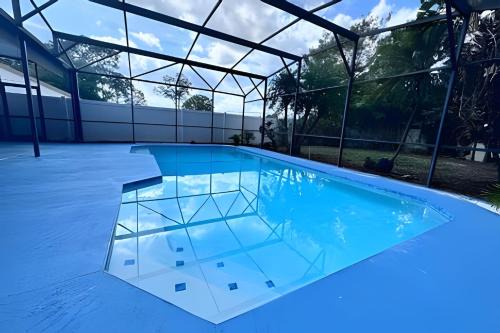 10 Minutes to Disney! Pool Hom, Large Backyard