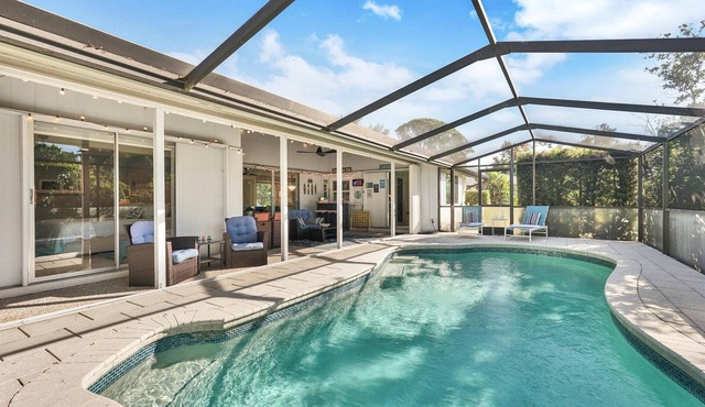 10 Minutes to Siesta Key Beach! 3-bedroom renovated pool house close to it all