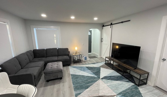 12 Minutes from MSU, 3 Bedroom House with Laundry
