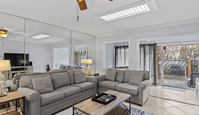1A-Secluded hideaway. Private Courtyard, BBQ Grill & in-unit Washer/Dryer