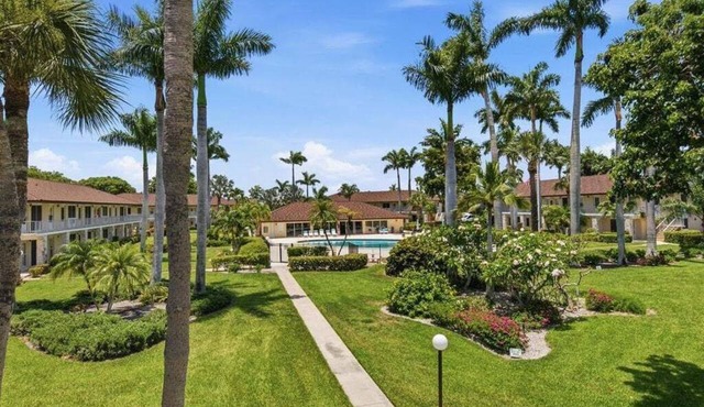1BR Marco Island condo with pool, WiFi, kitchen, and heated pool.
