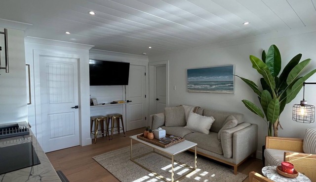 1st floor, 2-bed unit in Avalon beach block Merrimac Condo complex w pool