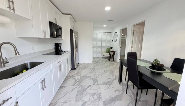 2/1 private, peaceful, lakeview studio