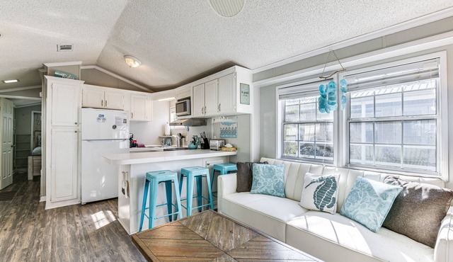 2.5 Blocks to Beach! ‘Miramar Tropical Cabana'