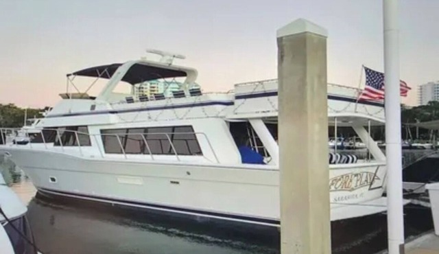 2-bdrm/2-ba Relaxing Tiki Houseboat in Lush Tropical Hotel/Marina in Sarasota!