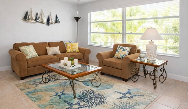 2-bedroom, 1.5-bath townhome, Pool, Bay Access