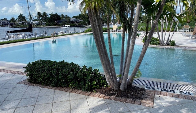 2-bedroom 2 bath Angelfish Cay, Waterfront, Beach Entry Pool