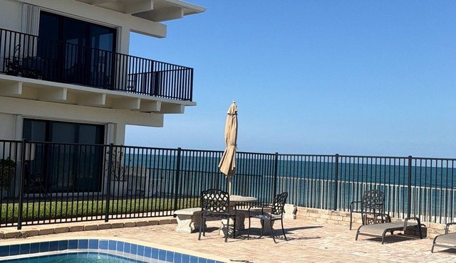 2-bedroom apartment in Vero Beach with AC right on the beach with a pool
