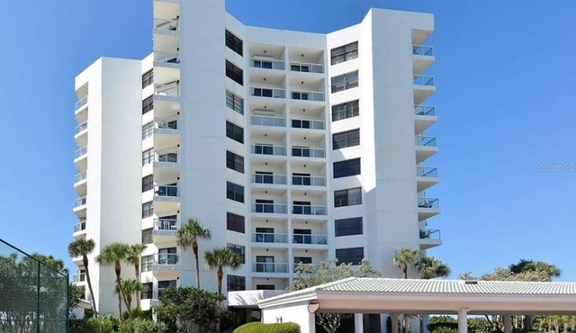 2 Bedroom Condo 20816 by Houzlet