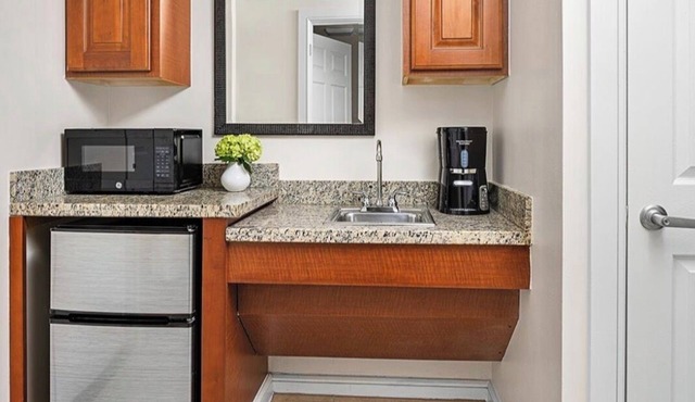 2-bedroom resort in fantastic Orlando! Golf course on site!