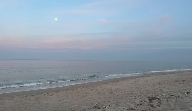 2-bedroom house in charming Point Pleasant Beach with WiFi, AC and beach passes