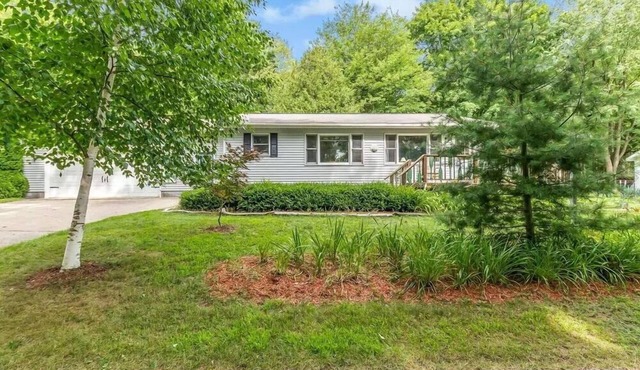 2 BR, 2 BA cottage on Middle Bayou of Hamlin Lake.