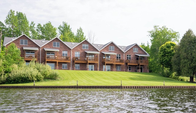 #2 Lakefront Hamlin Lake Retreat - Sleeps 10