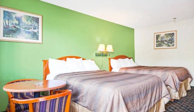 2 Lodgings Walk to World's Largest Peanut Statue | 2 Queen Beds | Free Parking