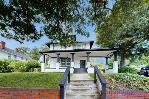 < 2 Mi Dtwn Augusta: Charming Historic Home